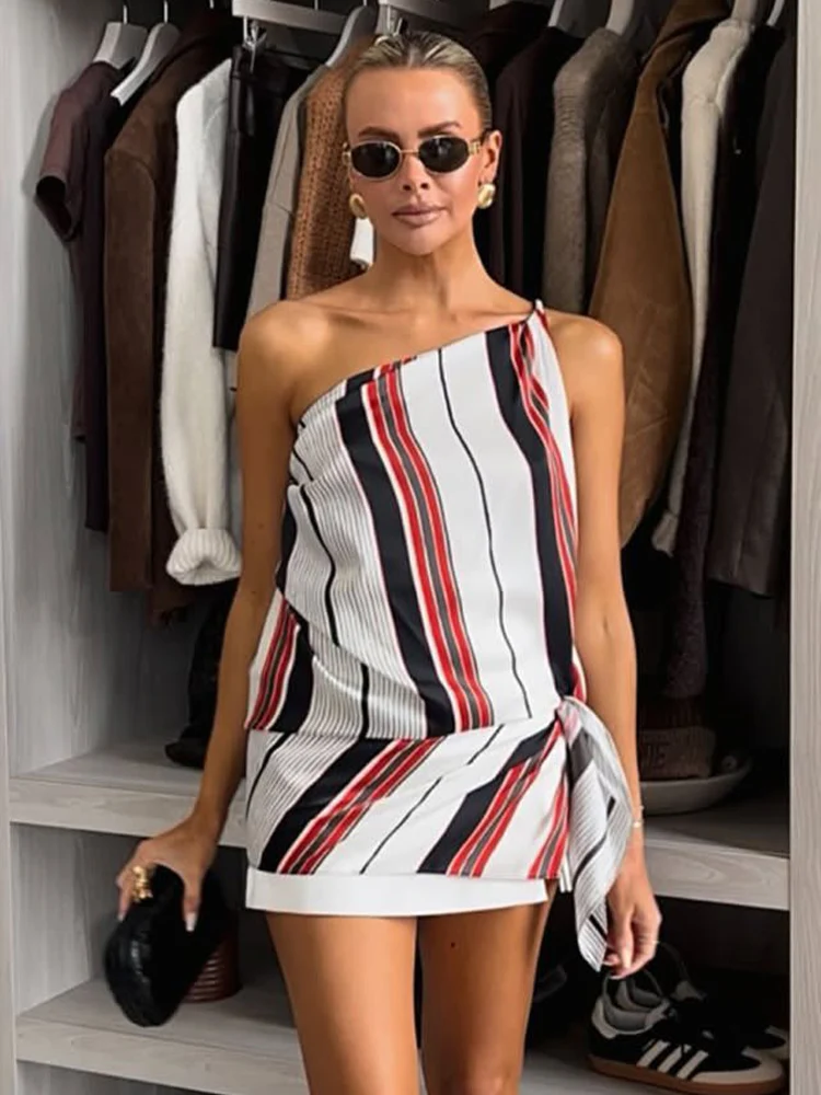TRAFZA Women 2025 Summer Striped Asymmetric Design Top Female Elegant Slanted Collar Backless Pleated Slim Sleeveless Top Mujer
TRAFZA Women 2025 Summer Striped Asymmetric Design Top Female Elegant Slanted Collar Backless Pleated Slim Sleeveless Top Mujer