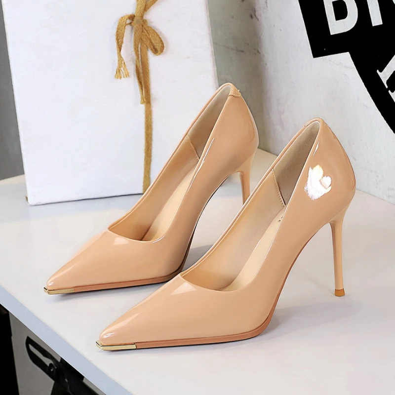European And American Style Banquet Simple High Heels Thin Heel Patent Leather Shiny Light-Mouth Metal Pointed-Toe Single Shoes
European And American Style Banquet Simple High Heels Thin Heel Patent Leather Shiny Light-Mouth Metal Pointed-Toe Single Shoes