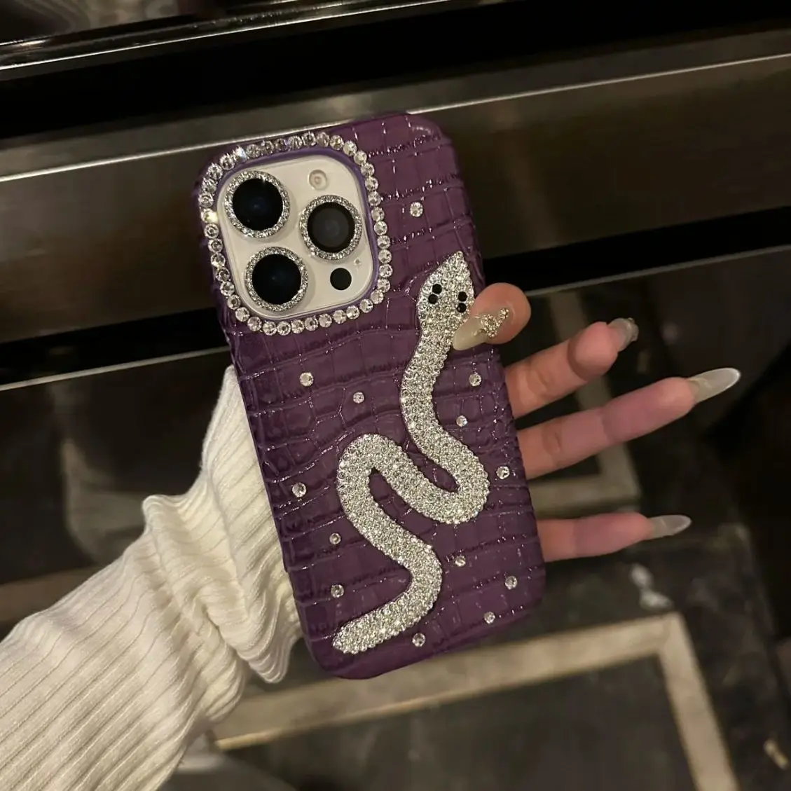 Advanced Alligator Leather Purple Snake Phone Case for iPhone16promax New Niche Women's Drop-resistant Protective Case
Advanced Alligator Leather Purple Snake Phone Case for iPhone16promax New Niche Women's Drop-resistant Protective Case