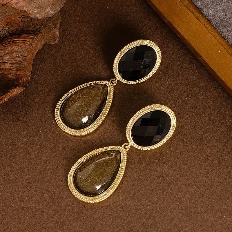 French retro temperament high-end water drop pendant light luxury niche square face stud earrings women
French retro temperament high-end water drop pendant light luxury niche square face stud earrings women