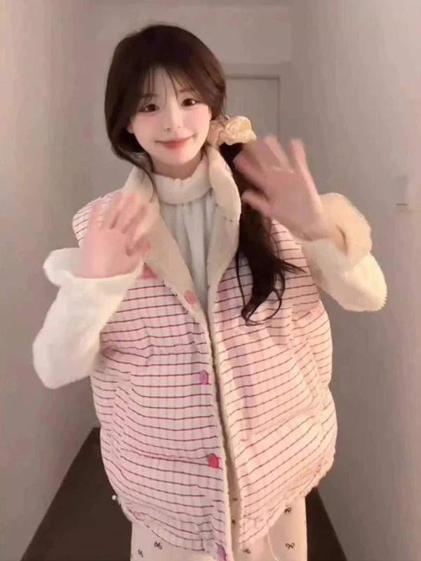 Новинка зимы: Двусторонний утепленный жилет из овечьей шерсти с хлопковым наполнителем, женская корейская верхняя одежда свободного кроя, комфортная и теплая.
Новинка зимы: Двусторонний утепленный жилет из овечьей шерсти с хлопковым наполнителем, женская корейская верхняя одежда свободного кроя, комфортная и теплая.