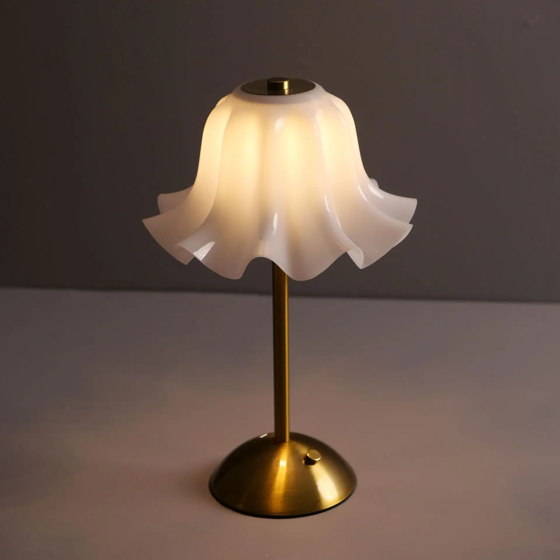 Desk Lamp Flower Shaped Night Light Bedroom Bedside Rechargeable Three Color Adjustable Living Room Atmosphere Decoration Simple
Desk Lamp Flower Shaped Night Light Bedroom Bedside Rechargeable Three Color Adjustable Living Room Atmosphere Decoration Simple
