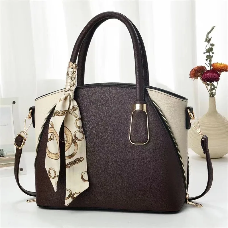 Элегантная классическая дизайнерская сумка-тоут из высококачественной кожи для женщин, идеально подходящая для городского стиля и поездок на работу.
Элегантная классическая дизайнерская сумка-тоут из высококачественной кожи для женщин, идеально подходящая для городского стиля и поездок на работу.