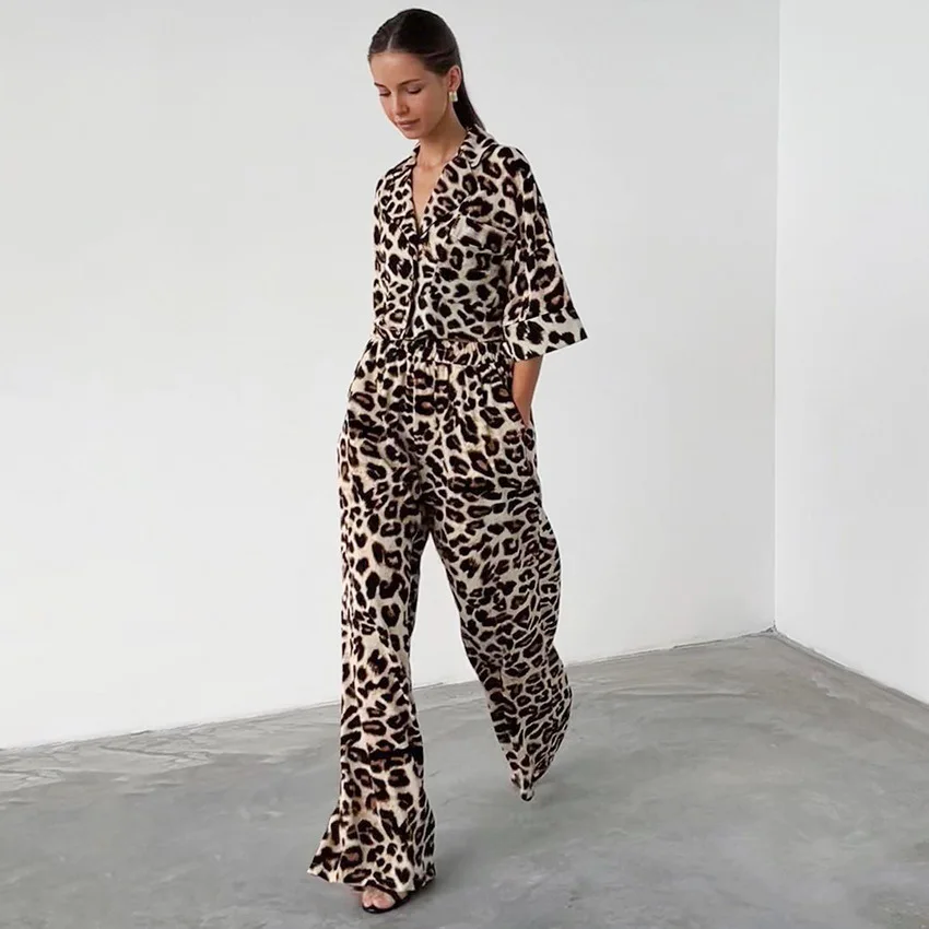 2023 Summer Leopard Print Fashion Pajamas Breathable and Comfortable Sleepwear Women's Short Sleeve Pants Pajamas Two-Piece Set
2023 Summer Leopard Print Fashion Pajamas Breathable and Comfortable Sleepwear Women's Short Sleeve Pants Pajamas Two-Piece Set