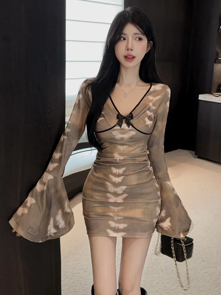 American Retro Sexy Print Bell Sleeve Dress Women's V-neck Waist-cinched Short Skirt Design Commute Simple Style
American Retro Sexy Print Bell Sleeve Dress Women's V-neck Waist-cinched Short Skirt Design Commute Simple Style
