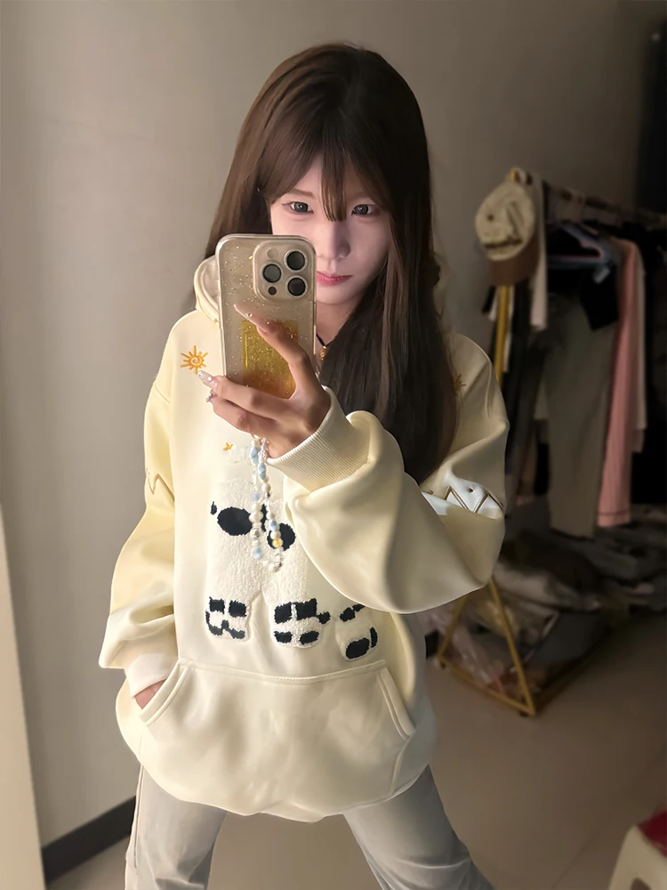 Милый вышитый плюшевый худи для женщин, весна 2025, свободный крой, стройнящий силуэт, мягкий топ, с длинными рукавами, с мультяшным принтом, повседневная одежда
Милый вышитый плюшевый худи для женщин, весна 2025, свободный крой, стройнящий силуэт, мягкий топ, с длинными рукавами, с мультяшным принтом, повседневная одежда