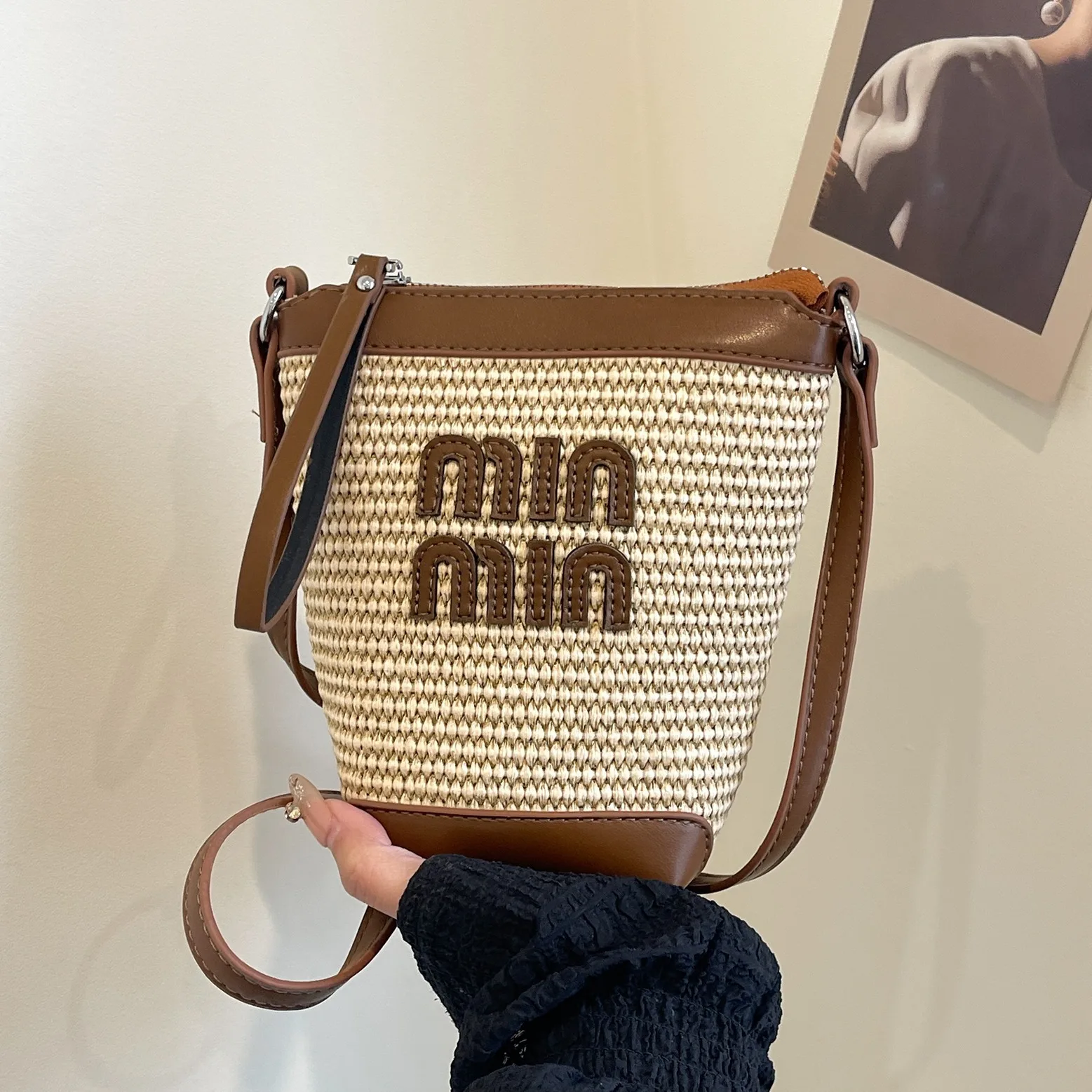 Fashion Woven Mobile Phone Bag 2025 New Trendy Spring Bucket Bag, Hand-held Single Shoulder Diagonal Cross Bag, Women's Bag
Fashion Woven Mobile Phone Bag 2025 New Trendy Spring Bucket Bag, Hand-held Single Shoulder Diagonal Cross Bag, Women's Bag