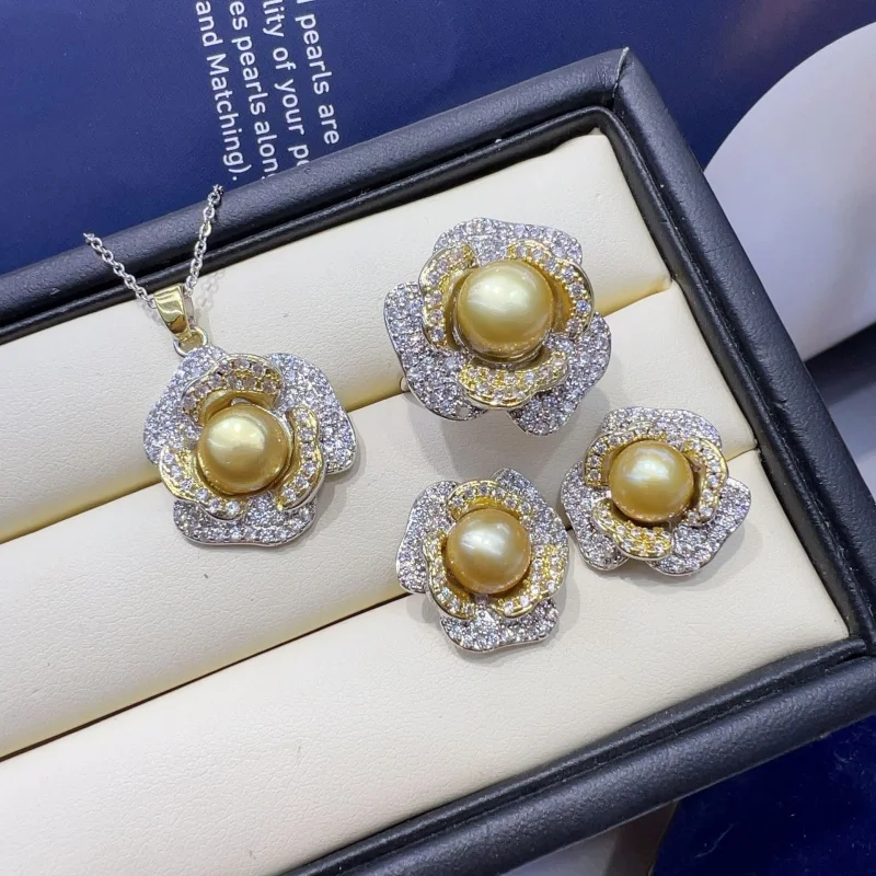 Camellia Natural Pearl,Inlay Set,Pendant,Earrings and Ring Set,Adopting dual-color dual-stitching technique。
Camellia Natural Pearl,Inlay Set,Pendant,Earrings and Ring Set,Adopting dual-color dual-stitching technique。