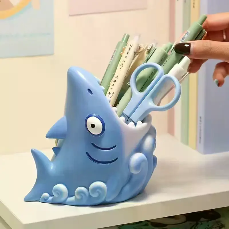 1 шт., настольный органайзер с милой акулой, полимерный держатель для ручек и полка для офисного декора школы, подарок на день рождения для студентов и профессионалов
1 шт., настольный органайзер с милой акулой, полимерный держатель для ручек и полка для офисного декора школы, подарок на день рождения для студентов и профессионалов