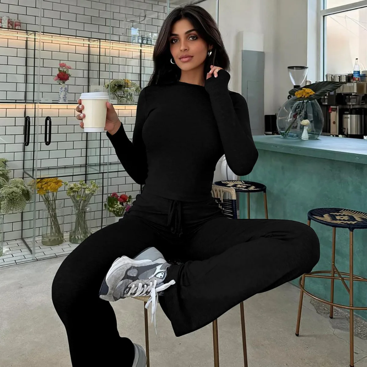 2025 женский повседневный комплект из 2 предметов, облегающий укороченный топ с длинными рукавами и расклешенные брюки на шнурке, одинаковый комплект уличной одежды на осень 
2025 женский повседневный комплект из 2 предметов, облегающий укороченный топ с длинными рукавами и расклешенные брюки на шнурке, одинаковый комплект уличной одежды на осень