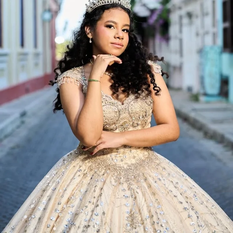 Блестящее золотое платье Quinceanera цвета шампанского с открытыми плечами, блестящая наклейка, длинный хвост, Vestidos De 15, Quinceanera Настроить
Блестящее золотое платье Quinceanera цвета шампанского с открытыми плечами, блестящая наклейка, длинный хвост, Vestidos De 15, Quinceanera Настроить