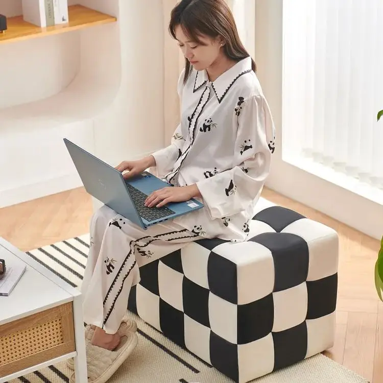 Табурет для макияжа в скандинавском стиле для гостиной, черно-белый диван в шахматном порядке, простой домашний табурет для смены обуви, табуретки, стул, пуфик Ins
Табурет для макияжа в скандинавском стиле для гостиной, черно-белый диван в шахматном порядке, простой домашний табурет для смены обуви, табуретки, стул, пуфик Ins