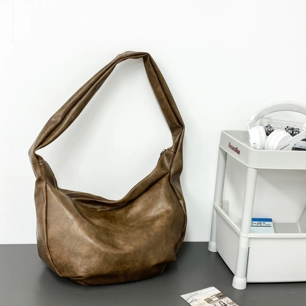 Portable Japanese Style PU Leather Shoulder Bag Large Capacity Streetwear Male Dumpling Bag Commuting Cool Crossbody Bag Outdoor
Portable Japanese Style PU Leather Shoulder Bag Large Capacity Streetwear Male Dumpling Bag Commuting Cool Crossbody Bag Outdoor