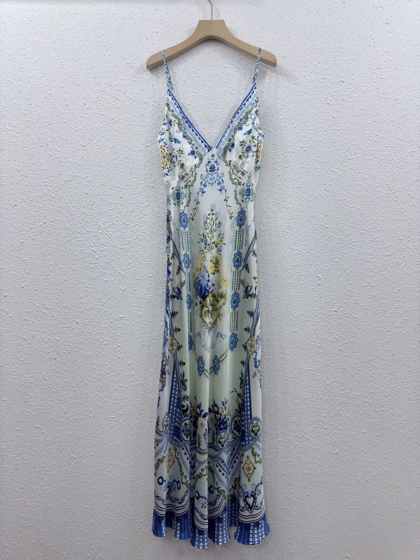 100% Real Silk Elegant Blue Floral Medallion Print Satin Slip Maxi Dress, Spaghetti Strap V-Neck Vacation Dress Beach Style Chic
100% Real Silk Elegant Blue Floral Medallion Print Satin Slip Maxi Dress, Spaghetti Strap V-Neck Vacation Dress Beach Style Chic