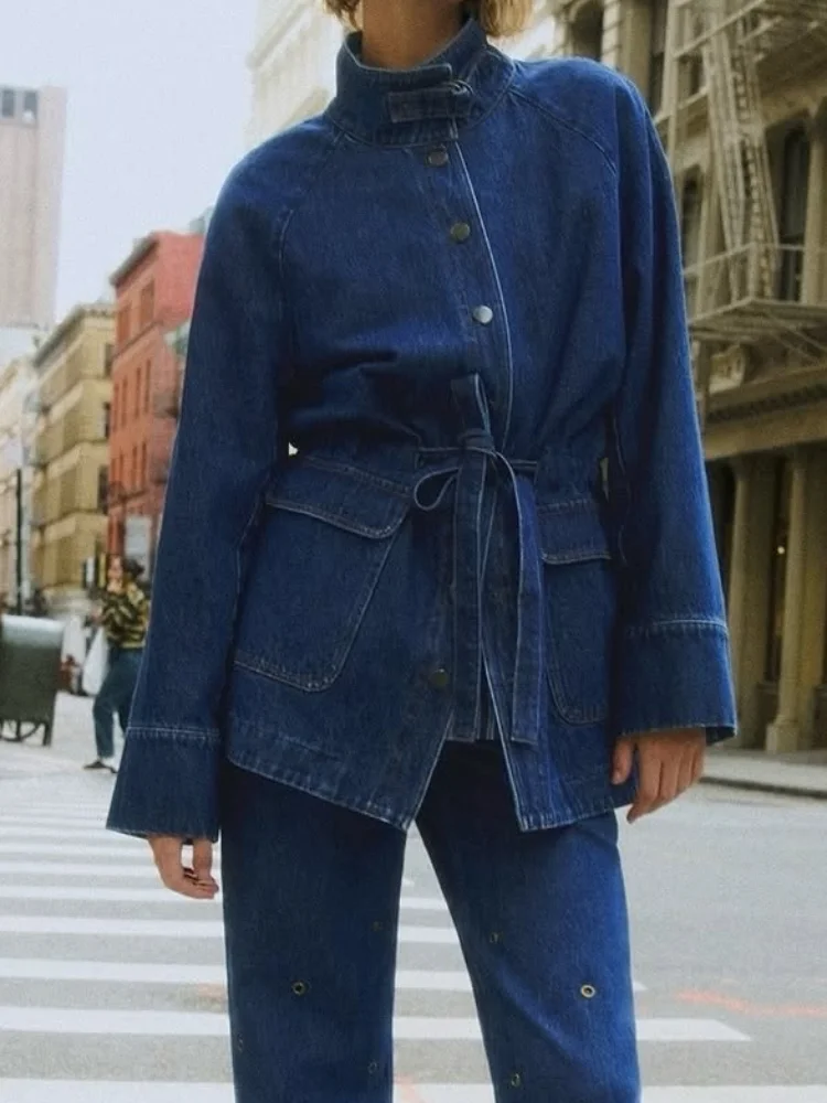 Стильная синяя джинсовая куртка на шнуровке для женщин, повседневная, с воротником-стойкой, однобортная, с карманами, свободного кроя, новинка 2026 года, для повседневной носки и уличного стиля
Стильная синяя джинсовая куртка на шнуровке для женщин, повседневная, с воротником-стойкой, однобортная, с карманами, свободного кроя, новинка 2026 года, для повседневной носки и уличного стиля