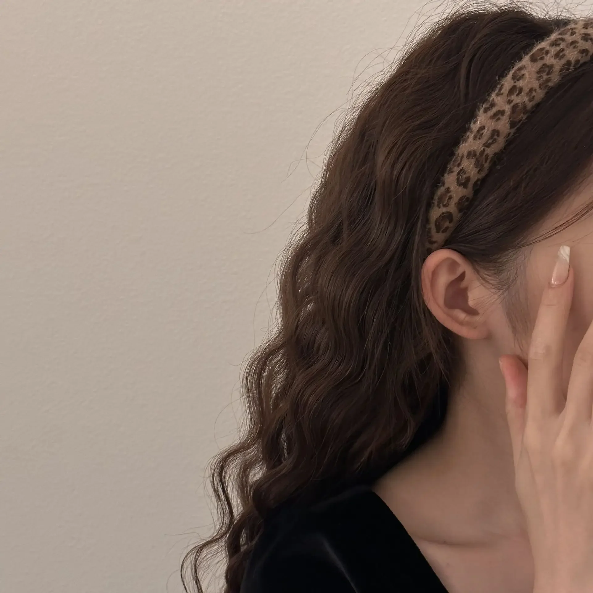 Retro temperament leopard print headband female autumn and winter Internet celebrity 2023 new versatile go out Korean high sense
Retro temperament leopard print headband female autumn and winter Internet celebrity 2023 new versatile go out Korean high sense