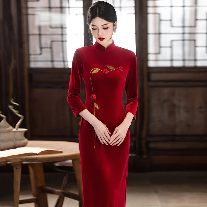 Красное бархатное новое китайское Cheongsam с длинными рукавами и вышивкой, новинка 2025, женское ретро весенне-осеннее Ципао
Красное бархатное новое китайское Cheongsam с длинными рукавами и вышивкой, новинка 2025, женское ретро весенне-осеннее Ципао
