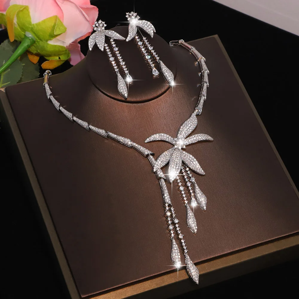 Wedding Party Zircon Flower Necklace Set Bridal Jewelry Women conjunto collar y pendientes conjuntos femininos elegantes
Wedding Party Zircon Flower Necklace Set Bridal Jewelry Women conjunto collar y pendientes conjuntos femininos elegantes