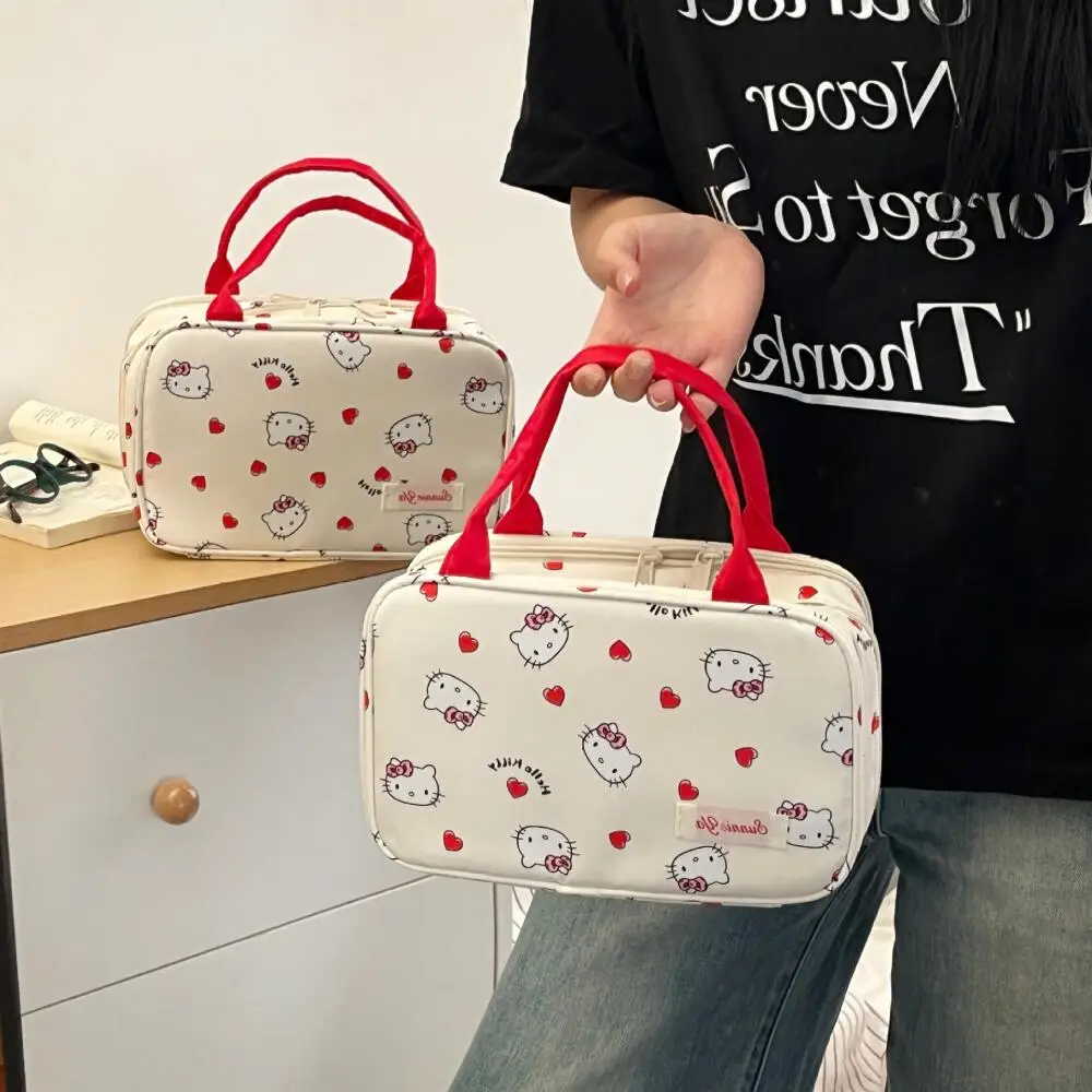 Sanrio мультфильм Hello Kitty косметичка Kitty двухслойная открывающаяся сумка для стирки портативная ручная косметичка большой емкости
Sanrio мультфильм Hello Kitty косметичка Kitty двухслойная открывающаяся сумка для стирки портативная ручная косметичка большой емкости