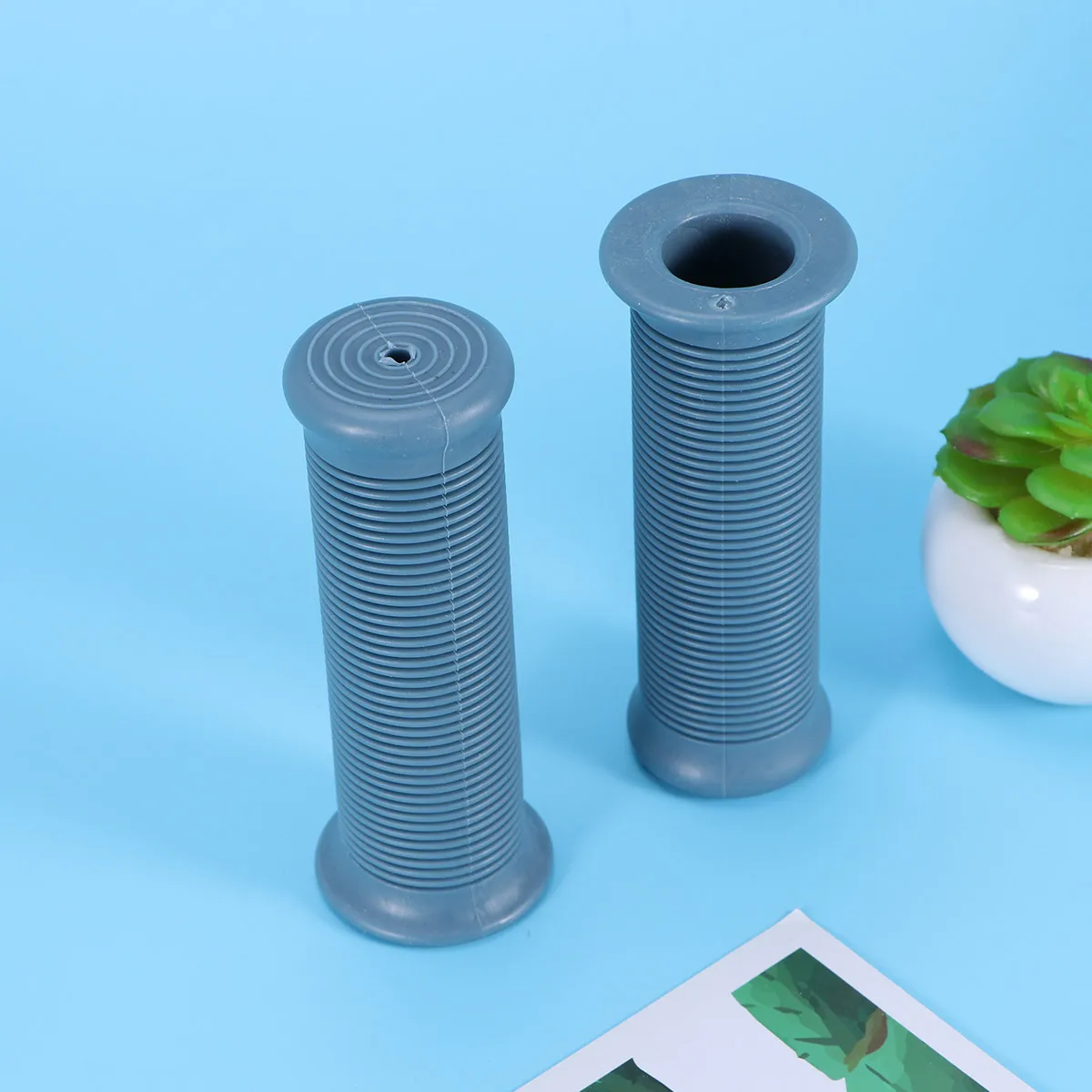 1 Pair Motorcycle Rubber Handlebar Grips Vintage Thread 25/28Mm Universal Non-Slip Shockproof Bike Grips For Cycling Rain Sweat
1 Pair Motorcycle Rubber Handlebar Grips Vintage Thread 25/28Mm Universal Non-Slip Shockproof Bike Grips For Cycling Rain Sweat