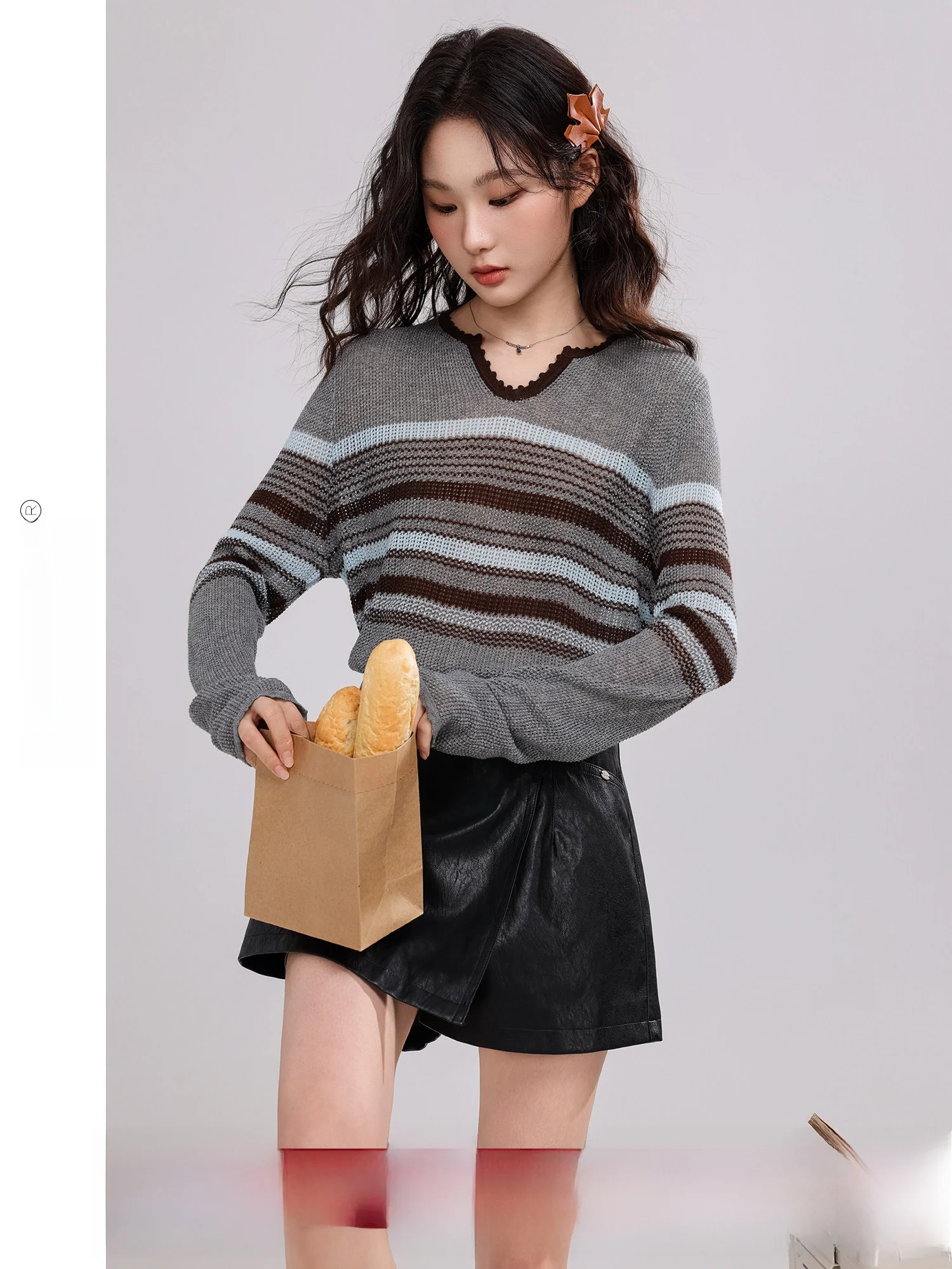 Теплый модный женский свитер с V-образным вырезом, вязаный в полоску, повседневный свободный крой, из полиэфирного волокна, осенняя новинка
Теплый модный женский свитер с V-образным вырезом, вязаный в полоску, повседневный свободный крой, из полиэфирного волокна, осенняя новинка