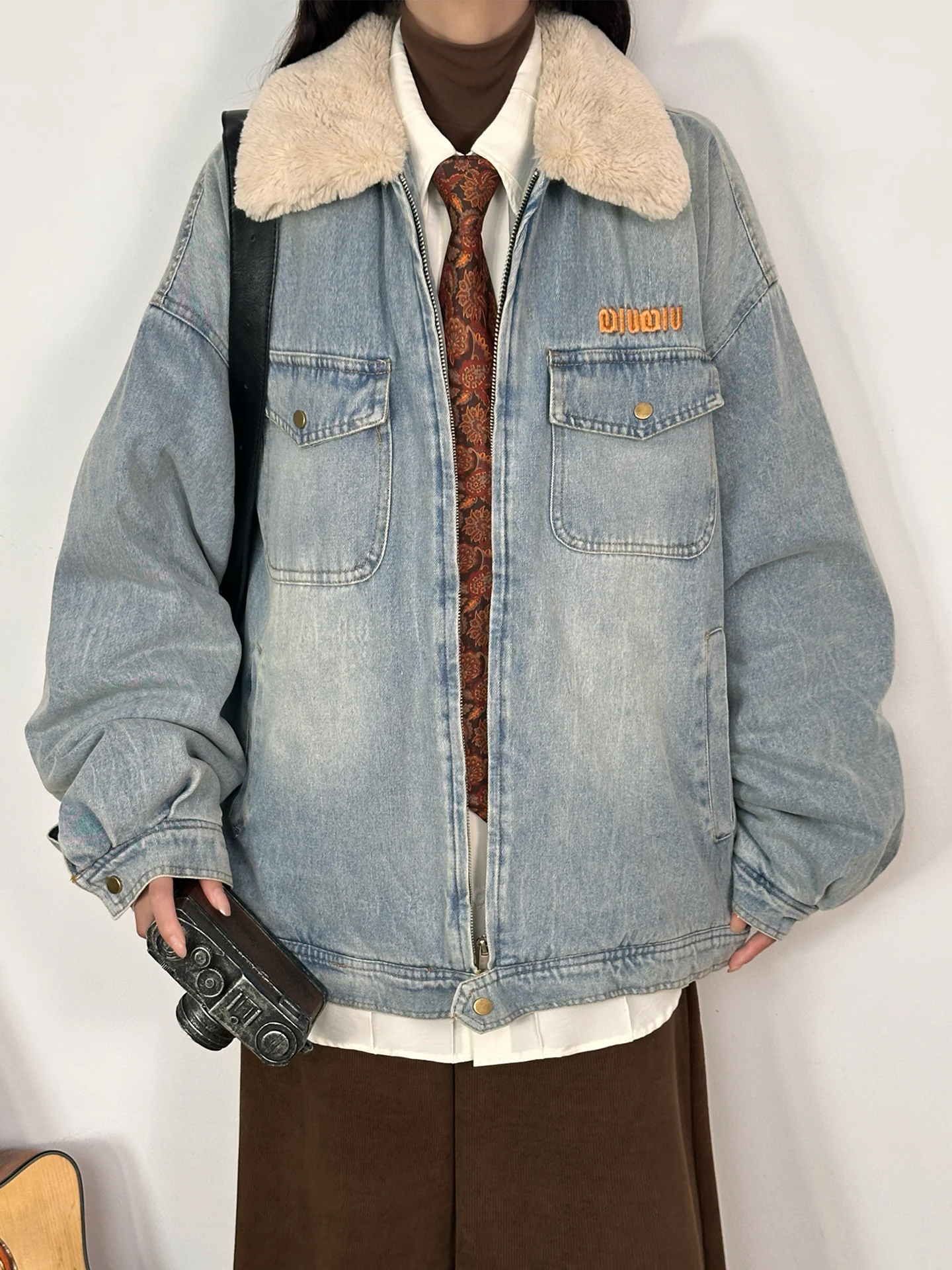 Оригинальный американский ретро джинсовый хлопковый джинсовый жакет с мехом ягненка, женское зимнее теплое хлопковое пальто, верхняя одежда, уличная одежда, свободная посадка
Оригинальный американский ретро джинсовый хлопковый джинсовый жакет с мехом ягненка, женское зимнее теплое хлопковое пальто, верхняя одежда, уличная одежда, свободная посадка