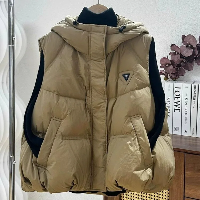 Новый пуховый хлопковый жилет с капюшоном, женский осенне-зимний короткий модный повседневный универсальный свободный толстый теплый парки, жилет, женские топы
Новый пуховый хлопковый жилет с капюшоном, женский осенне-зимний короткий модный повседневный универсальный свободный толстый теплый парки, жилет, женские топы