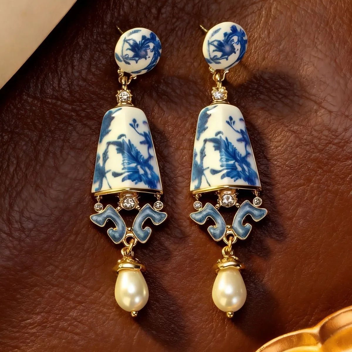 Vintage Vase Earrings Palace Style Retro Pendant Earrings for Women New Chinese Classical Blue and White Porcelain Earrings Gift
Vintage Vase Earrings Palace Style Retro Pendant Earrings for Women New Chinese Classical Blue and White Porcelain Earrings Gift