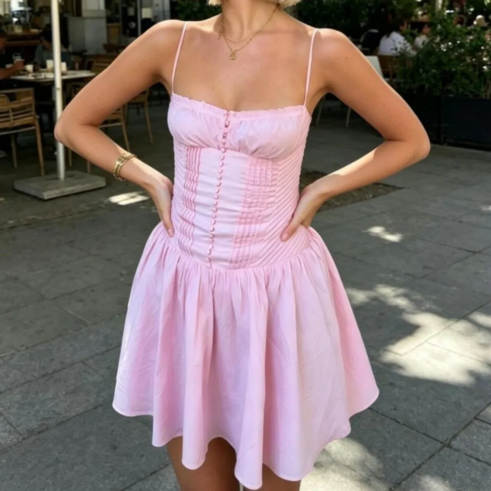 Summer Women Pink Bow Ruched Chest Corset Style Sling Dress Front Buttons Pleated Low Waist Ball Gown Swing Short Dresses Robe
Summer Women Pink Bow Ruched Chest Corset Style Sling Dress Front Buttons Pleated Low Waist Ball Gown Swing Short Dresses Robe