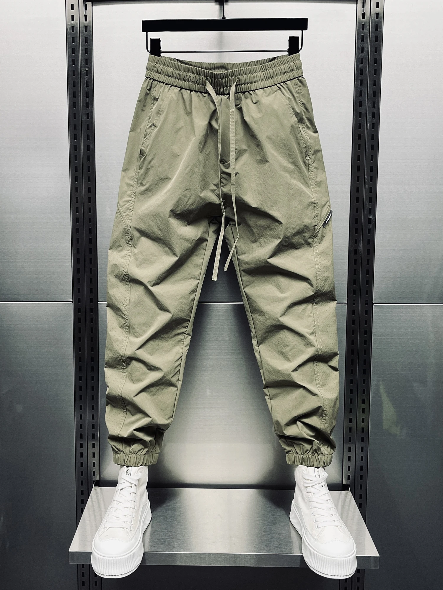 Летние мужские повседневные тонкие брюки 2024 года, молодежные, модные, в уличном стиле, с манжетами, универсальные, свободного кроя, комплект из девяти предметов
Летние мужские повседневные тонкие брюки 2024 года, молодежные, модные, в уличном стиле, с манжетами, универсальные, свободного кроя, комплект из девяти предметов