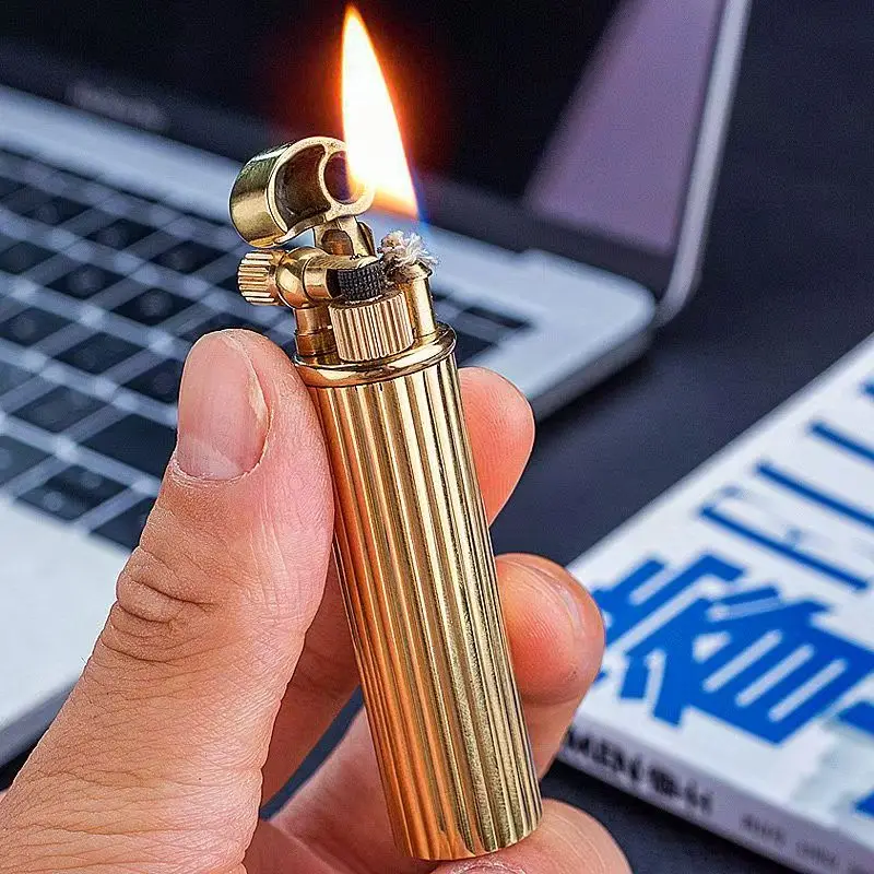 Необычная латунная керосиновая зажигалка цилиндрической формы, боковой шкив, зажигание, топливный бак большой емкости, ретро зажигалки, гаджеты для курения
Необычная латунная керосиновая зажигалка цилиндрической формы, боковой шкив, зажигание, топливный бак большой емкости, ретро зажигалки, гаджеты для курения