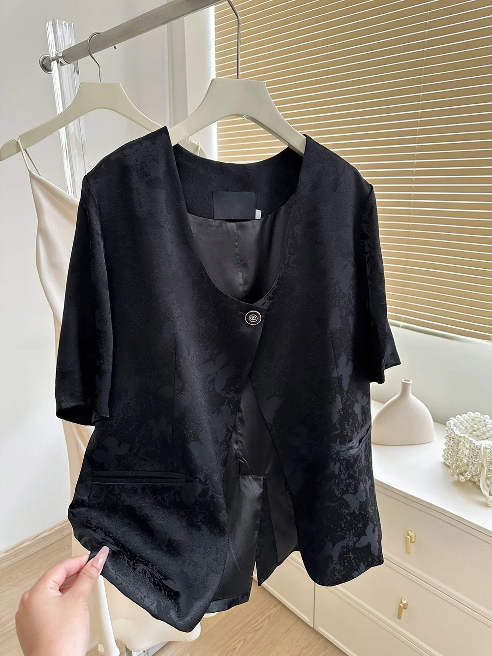 Black Acetate Short Sleeve Shirt Women's Loose Thin Style Summer New Chinese National Pattern Embroidery Outerwear Coat
Black Acetate Short Sleeve Shirt Women's Loose Thin Style Summer New Chinese National Pattern Embroidery Outerwear Coat