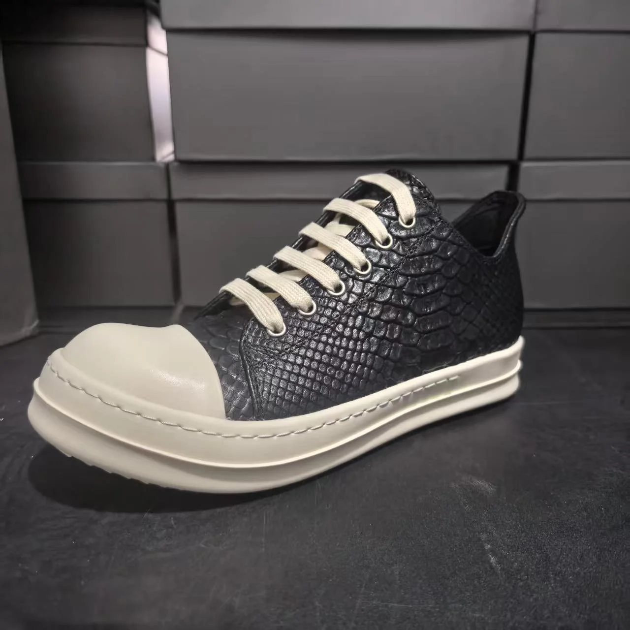 Men Casual Shoe Brand Black Low Top Shoes High Quality Cowhide Ro Luxury Snake Leather Sneakers Summer Flat Women Sneaker
Men Casual Shoe Brand Black Low Top Shoes High Quality Cowhide Ro Luxury Snake Leather Sneakers Summer Flat Women Sneaker