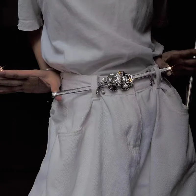  Винтажный эластичный пояс с розой - серебряная цепочка на бедро с ретро-дизайном, богемный корсетный пояс для женщин, уникальный декоративный аксессуар
Винтажный эластичный пояс с розой - серебряная цепочка на бедро с ретро-дизайном, богемный корсетный пояс для женщин, уникальный декоративный аксессуар