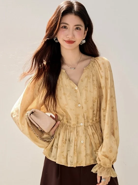 Yellow Floral Long Sleeve Shirt Spring Commute Style Waist Cinched V-Neck Chiffon Design Gentle Ageless Commuting Attire
Yellow Floral Long Sleeve Shirt Spring Commute Style Waist Cinched V-Neck Chiffon Design Gentle Ageless Commuting Attire