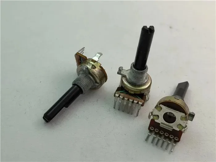 Difeng 161 vertical dual potentiometer B20k handle with thread length of 30MMF 6 feet
Difeng 161 vertical dual potentiometer B20k handle with thread length of 30MMF 6 feet
