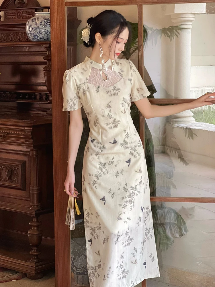 Элегантное китайское платье-ципао с высоким разрезом и цветочным узором, повседневное, средней длины, в стиле китайской моды.
Элегантное китайское платье-ципао с высоким разрезом и цветочным узором, повседневное, средней длины, в стиле китайской моды.
