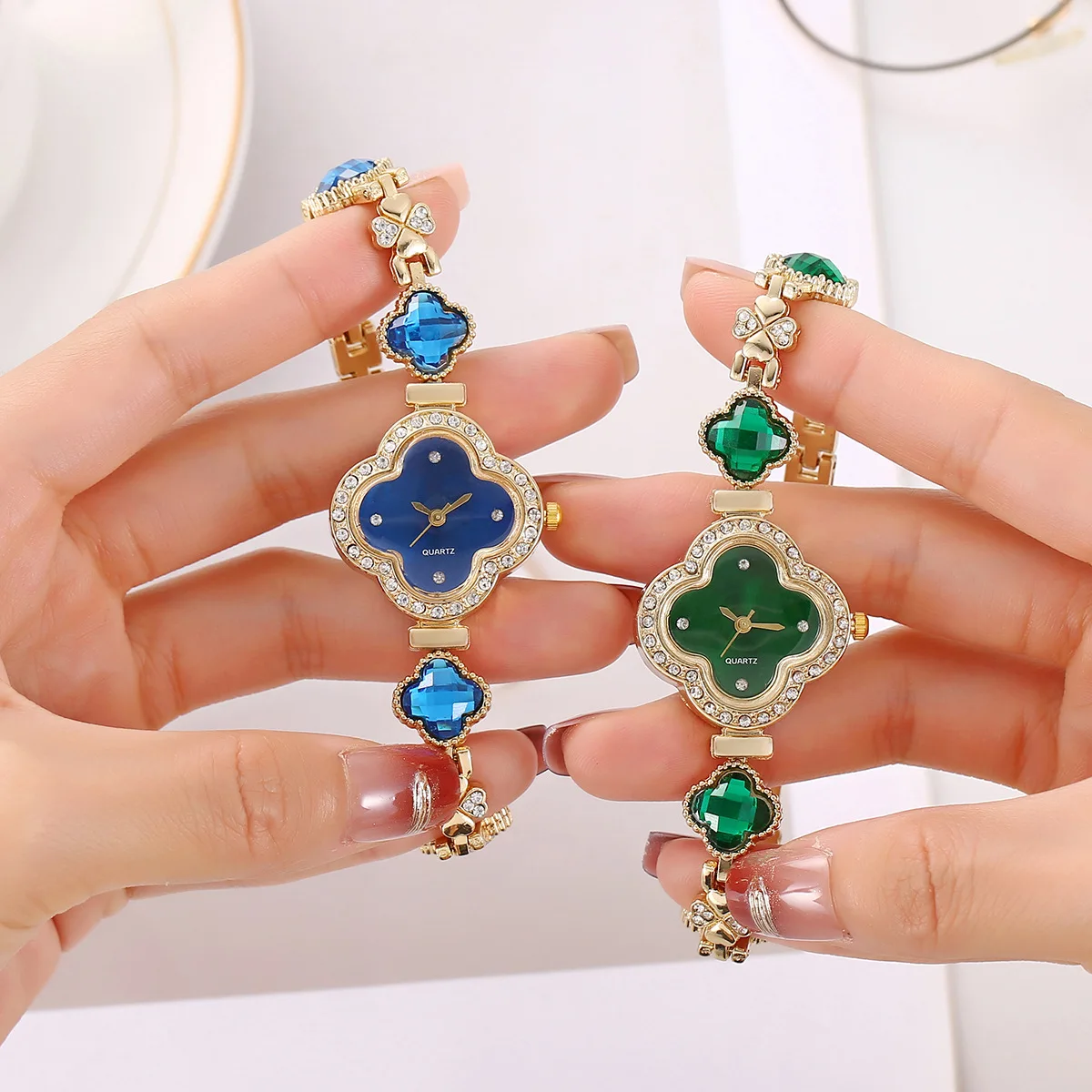 TikTok live broadcast of the same high-value fashion temperament light luxury diamond bracelet watch four-leaf clover women's wa
TikTok live broadcast of the same high-value fashion temperament light luxury diamond bracelet watch four-leaf clover women's wa