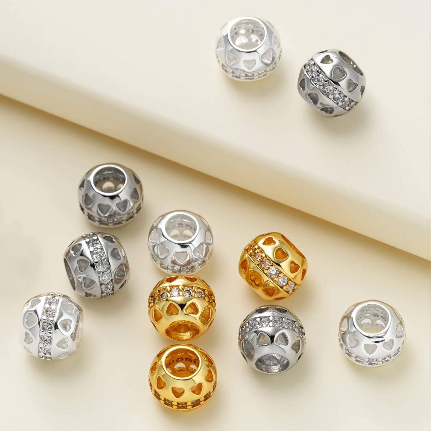 2Pcs/Lot 7.5mm 18K Gold Plated Brass Round Spacer Beads with Zircon for DIY Necklace Bracelet Jewelry Making Accessories
2Pcs/Lot 7.5mm 18K Gold Plated Brass Round Spacer Beads with Zircon for DIY Necklace Bracelet Jewelry Making Accessories