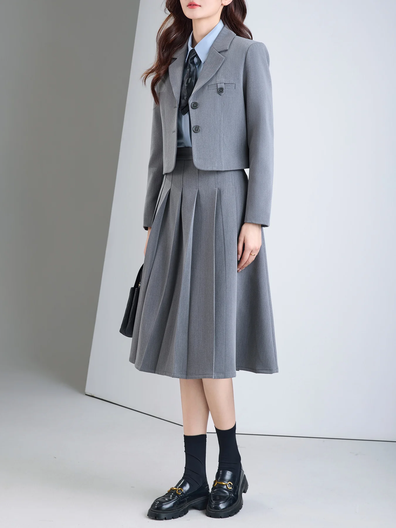 Women's Formal Business Suit Notched Lapel Blazer and Skirt Set for Work & Career Events
Women's Formal Business Suit Notched Lapel Blazer and Skirt Set for Work & Career Events