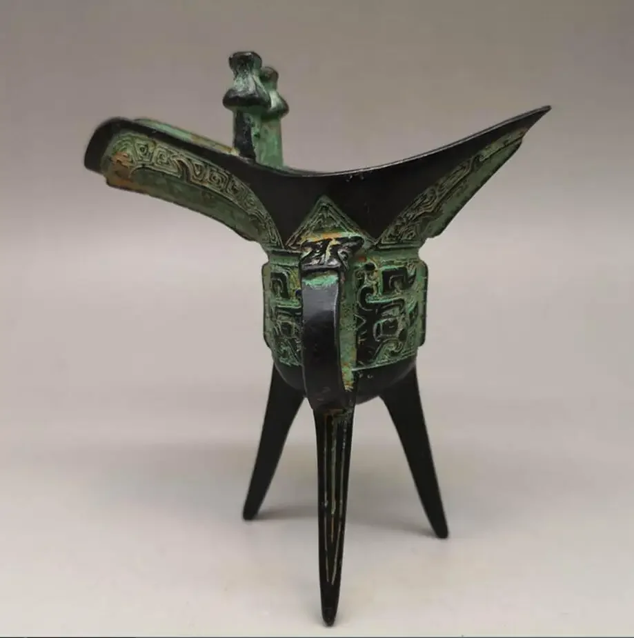 Copper Statue Bronze wine cup decorated with antique tripod cup metal crafts
Copper Statue Bronze wine cup decorated with antique tripod cup metal crafts