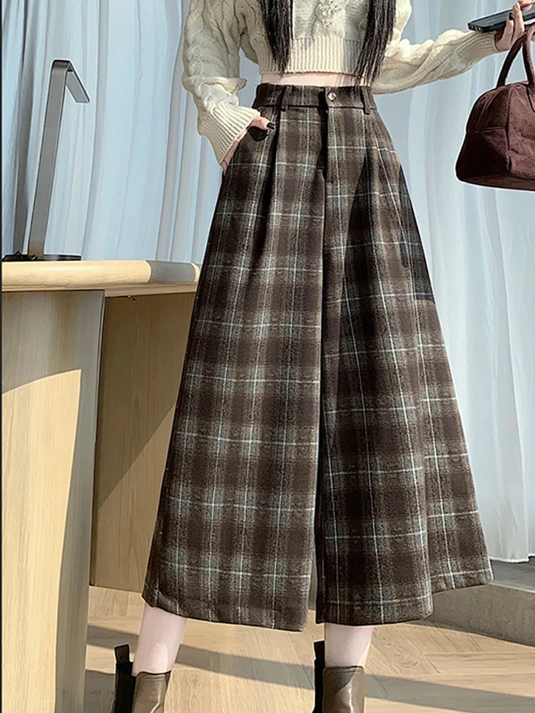 2025 Winter Vintage Straight Wide Pants Female Chic Thick Woolen Streetwear Versatile High Quality Plaid Capris Trousers
2025 Winter Vintage Straight Wide Pants Female Chic Thick Woolen Streetwear Versatile High Quality Plaid Capris Trousers