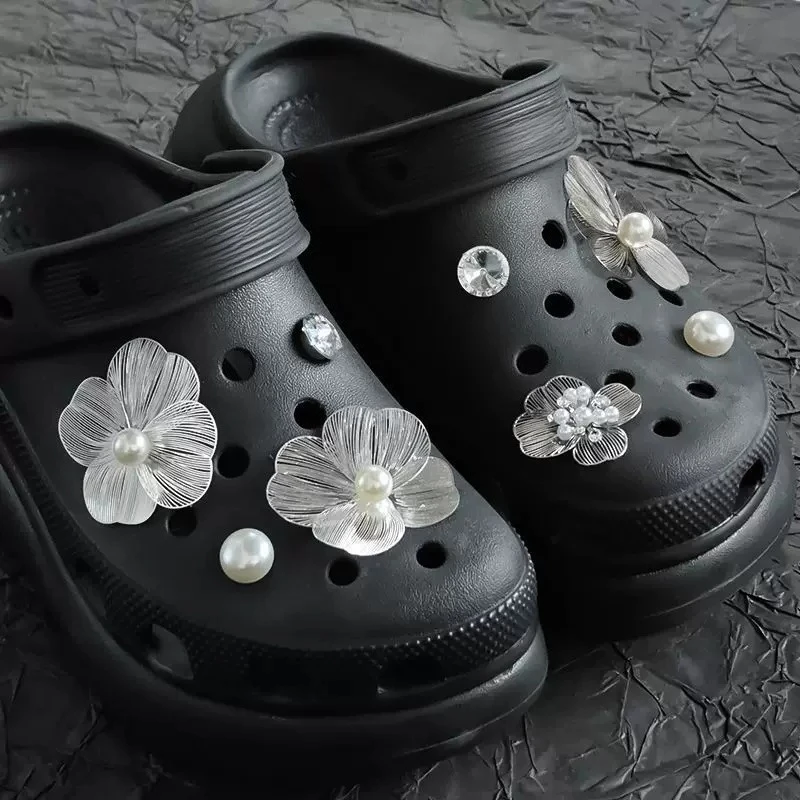 Bling Silver Rhinestone Flower Shoe Charms Metal Bead Bow & Heart Clog Charms Luxury DIY Shoe Decoration Punk Y2K Style Clog
Bling Silver Rhinestone Flower Shoe Charms Metal Bead Bow & Heart Clog Charms Luxury DIY Shoe Decoration Punk Y2K Style Clog