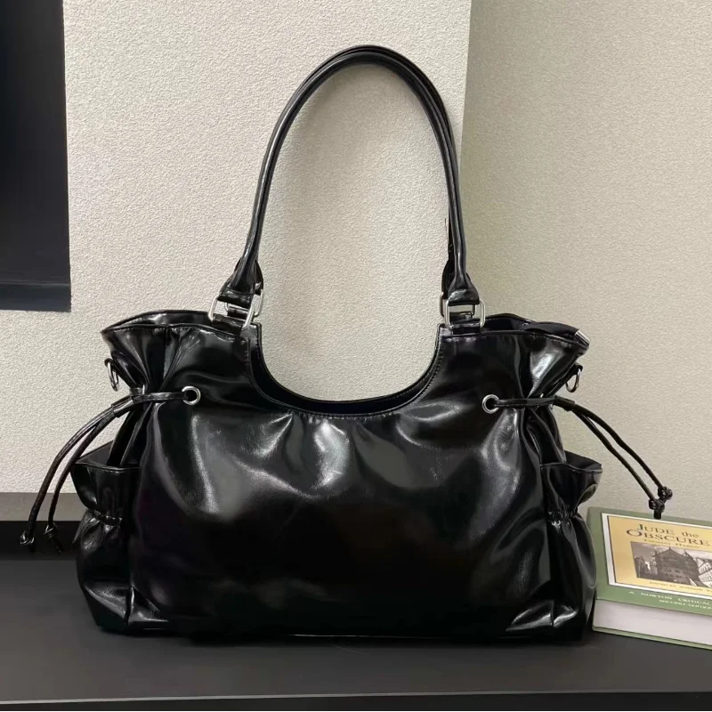 Stylish Glossy Leather Tote Bag Storage For Travel Shopping Retro Shoulder Bag Casual Large-capacity Motorcycle Bag Women's Bags
Stylish Glossy Leather Tote Bag Storage For Travel Shopping Retro Shoulder Bag Casual Large-capacity Motorcycle Bag Women's Bags