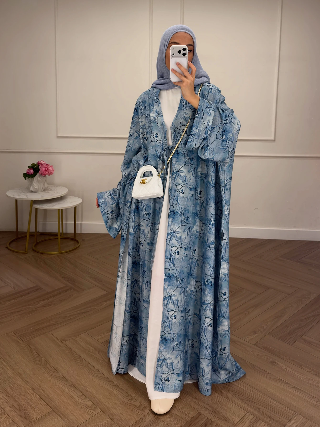 Middle Eastern Women's Elegant Abaya with Blue Floral Pattern, Long Loose-Fitting Abaya with Batwing Sleeves, Arabic Robe
Middle Eastern Women's Elegant Abaya with Blue Floral Pattern, Long Loose-Fitting Abaya with Batwing Sleeves, Arabic Robe