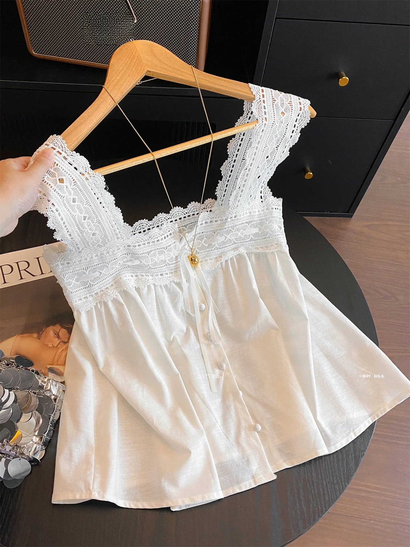 Белый жилет с кружевной отделкой и ремешками, женский летний новый сладкий топ, свободный крой с высокой талией, обычный све
Белый жилет с кружевной отделкой и ремешками, женский летний новый сладкий топ, свободный крой с высокой талией, обычный све