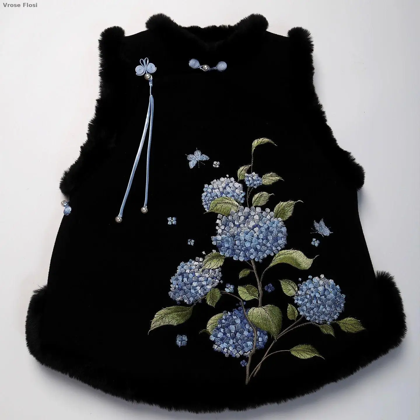 Новая изысканная зимняя жилетка с вышивкой гортензий 2026 года, теплая утолщенная винтажная жилетка в китайском стиле для женщин
Новая изысканная зимняя жилетка с вышивкой гортензий 2026 года, теплая утолщенная винтажная жилетка в китайском стиле для женщин