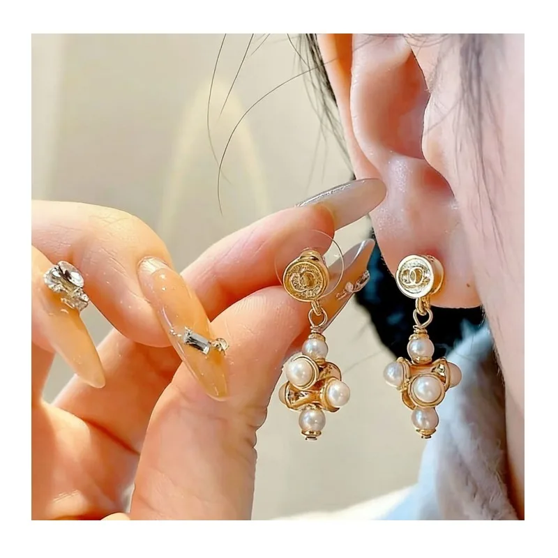 Gold Pearl Beaded Earrings Women's Grape Strings Asymmetrical Design Elegant Temperament Light Luxury Ears
Gold Pearl Beaded Earrings Women's Grape Strings Asymmetrical Design Elegant Temperament Light Luxury Ears
