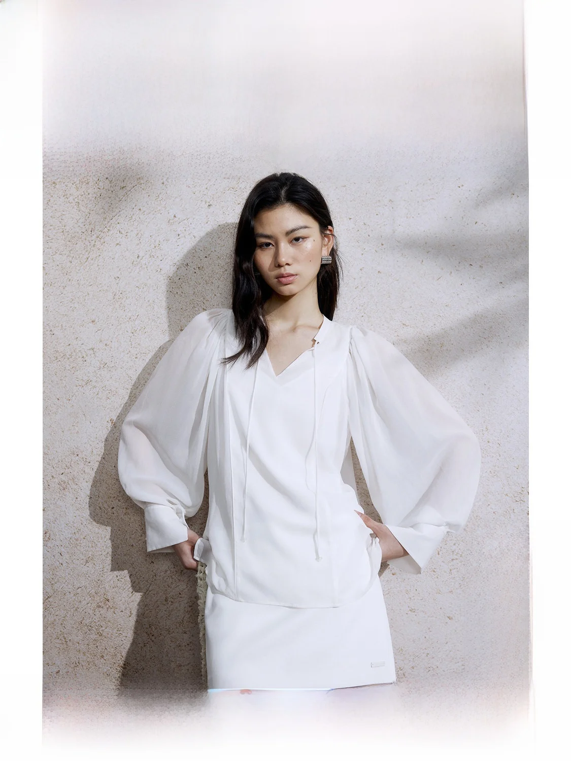 Новая летняя женская блузка ZhiZhi из шелка с V-образным вырезом, белая, свободного кроя, с длинными рукавами, повседневный топ с завязками
Новая летняя женская блузка ZhiZhi из шелка с V-образным вырезом, белая, свободного кроя, с длинными рукавами, повседневный топ с завязками