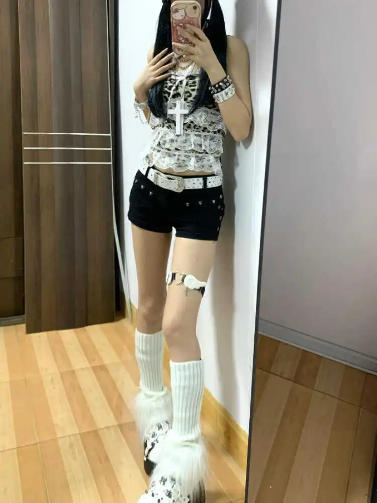 Retro American Y2K Skull Rivet Black Denim Shorts Women's Subculture Spicy Slim A-Line Hot Pants Low Waist Straight Leg Jeans
Retro American Y2K Skull Rivet Black Denim Shorts Women's Subculture Spicy Slim A-Line Hot Pants Low Waist Straight Leg Jeans